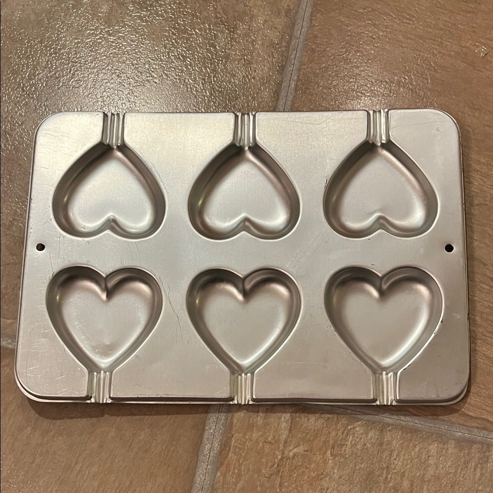 Vintage 1995 Heart-Shaped Aluminum Metal Baking Mold